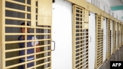 Un recluso cubano permanece en su celda de la prisión de máxima seguridad "Combinado del Este", en La Habana, el 9 de abril de 2013. Foto de ADALBERTO ROQUE / AFP