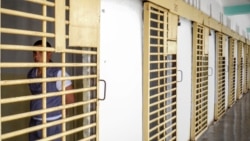 Las autoridades hacen mutis ante crisis en prisiones por casos de COVID-19
