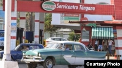 Gasolinera cubana operada por CUPET y el grupo militar CIMEX. Foto: Hablemos Press.