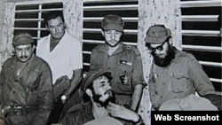Errol Flynn junto a Fidel Castro y otros revolucionarios en 1958.
