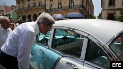 John Kerry durante un recorrido por el centro histórico de La Habana. (EFE Archivo)