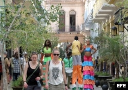 Turistas caminando por una calle de La Habana Vieja, Cuba.