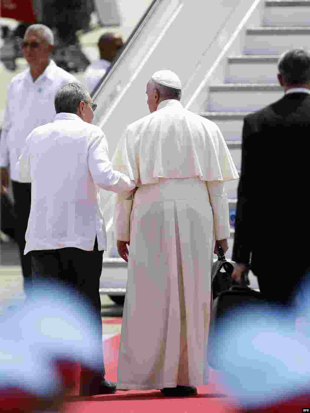 Raúl Castro despide al Papa Francisco.