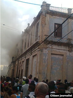Reporta Cuba. Incendio en La Habana. Foto: @donsayut.