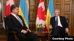 El presidente de Ucrania, Petr Poroshenko, junto al premier canadiense, Stephen Harper.