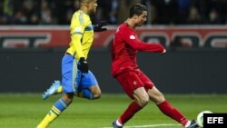 El jugador de Portugal, Cristiano Ronaldo (d) anota un gol ante Suecia.