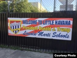 "Bienvenido a la Pequeña Habana", carteles para recibir al Presidente Donald Trump. Foto Alvaro Alba.