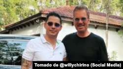 Leoni Torres (izq.) y Willy Chirino posan en Miami.