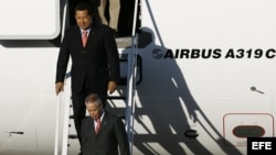 ARCHIVO. El presidente de Venezuela, Hugo Chávez, baja de su avión presidencial. 