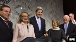 El senador demócrata por Massachusetts, John Kerry (c), junto a la secretaria de Estado estadounidense, Hillary Clinton (2i), y los senadores demócratas Robert Menendez (i), Barbara Boxer (2d), y Ben Cradin (d). 