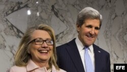 El senador demócrata por Massachusetts, John Kerry (d), junto a la secretaria de Estado estadounidense, Hillary Clinton (i). 