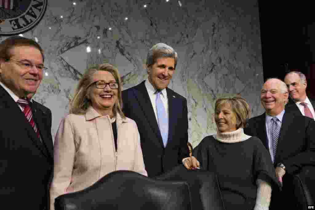 Archivo - el entonces senador John Kerry (c), junto a la secretaria de Estado estadounidense, Hillary Clinton (2i), y los senadores demócratas Robert Menendez (i), Barbara Boxer (2d), y Ben Cradin (d).