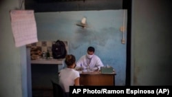 Un médico atiende a un paciente en el ingenio azucarero Boris Luis Santa Coloma, en Madruga, Cuba. (Foto AP/Ramon Espinosa)