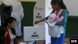Una ciudadana peruana emite su voto en las elecciones presidenciales. EFE