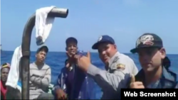 Presuntos policías llegan en balsa a costas de Florida
