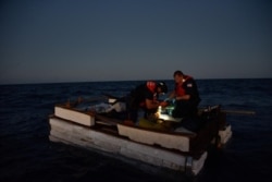 Otra balsa interceptada, el mismo día, a unas 45 millas de Cayo Hueso. (Foto: Oficial José Hernández/USCG)