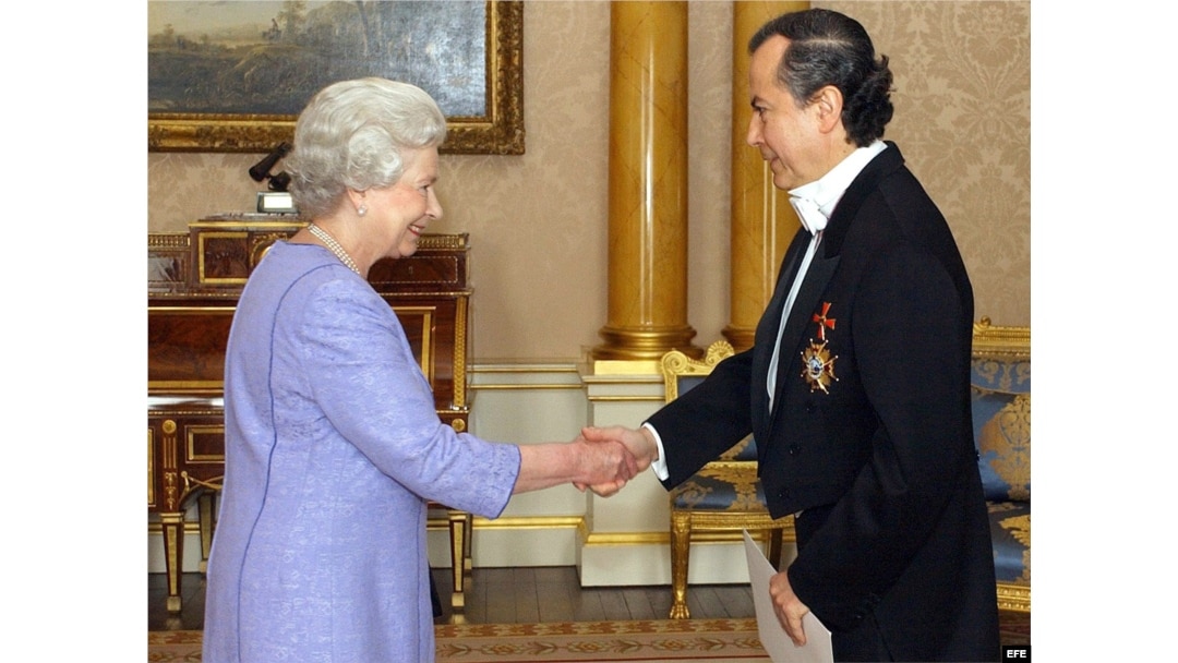 Archivo: La Reina Isabel II (i) recibe las cartas credenciales del embajador mexicano Juan Jose Bremer De Martino.
