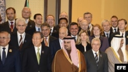 KUW01 CIUDAD DE KUWAIT (KUWAIT) 30/01/2013.- El secretario general de la ONU, Ban Ki-Moon (2º izq), y representantes de más de 60 países posan para una foto de familia durante su asistencia a la conferencia de donantes de la ONU para Siria, hoy, miércoles