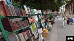 Puesto de librero ambulante en la Plaza de Armas, la más antigua de La Habana Vieja (Cuba).
