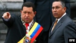 El actual diputado y exministro de Justicia venezolano Pedro Carreño (der.) junto al hoy extinto presidente Hugo Chávez.