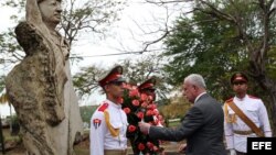 El ministro de Asuntos Exteriores de Palestina, Riad Al-Malki (d), coloca una ofrenda floral ante un busto del fallecido líder palestino Yasser Arafat.
