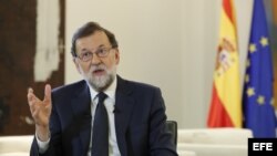  El presidente del Gobierno, Mariano Rajoy, ha garantizado hoy que, al igual que hizo para evitar el rescate por parte de la UE, ante la situación en Cataluña hará "lo que crea que deba de hacer, lo que crea que sea mejor para España y en el momento que m