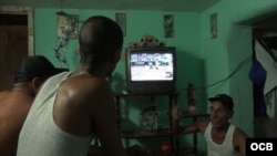Cubanos en la isla opinan sobre la transmisión de la Serie Mundial de béisbol por la televisión oficialista.