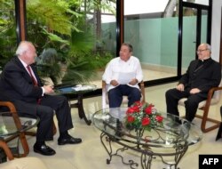 Raúl Castro (Centro) junto al Cardenal Jaime Ortega (derecha) y el entonces canciller español Miguel Angel Moratinos. El 7 de julio de 2010.