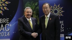 El gobernante cubano, Raúl Castro (i), y el secretario general de la ONU, Ban Ki Moon posaron para una fotografía el martes 28 de enero de 2014, en la inauguración de la II Cumbre de la Celac, en La Habana (Cuba).