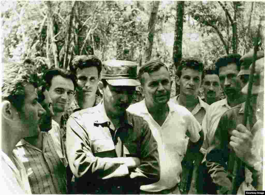 Raúl Castro con asesores soviéticos en 1963.