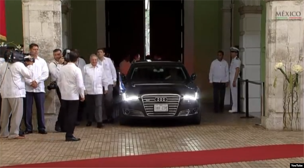 Raúl Castro llega al Palacio de Gobierno del estado de Yucatán, Mérida (6 de noviembre, 2015).