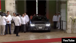 Raúl Castro llega al Palacio de Gobierno. 