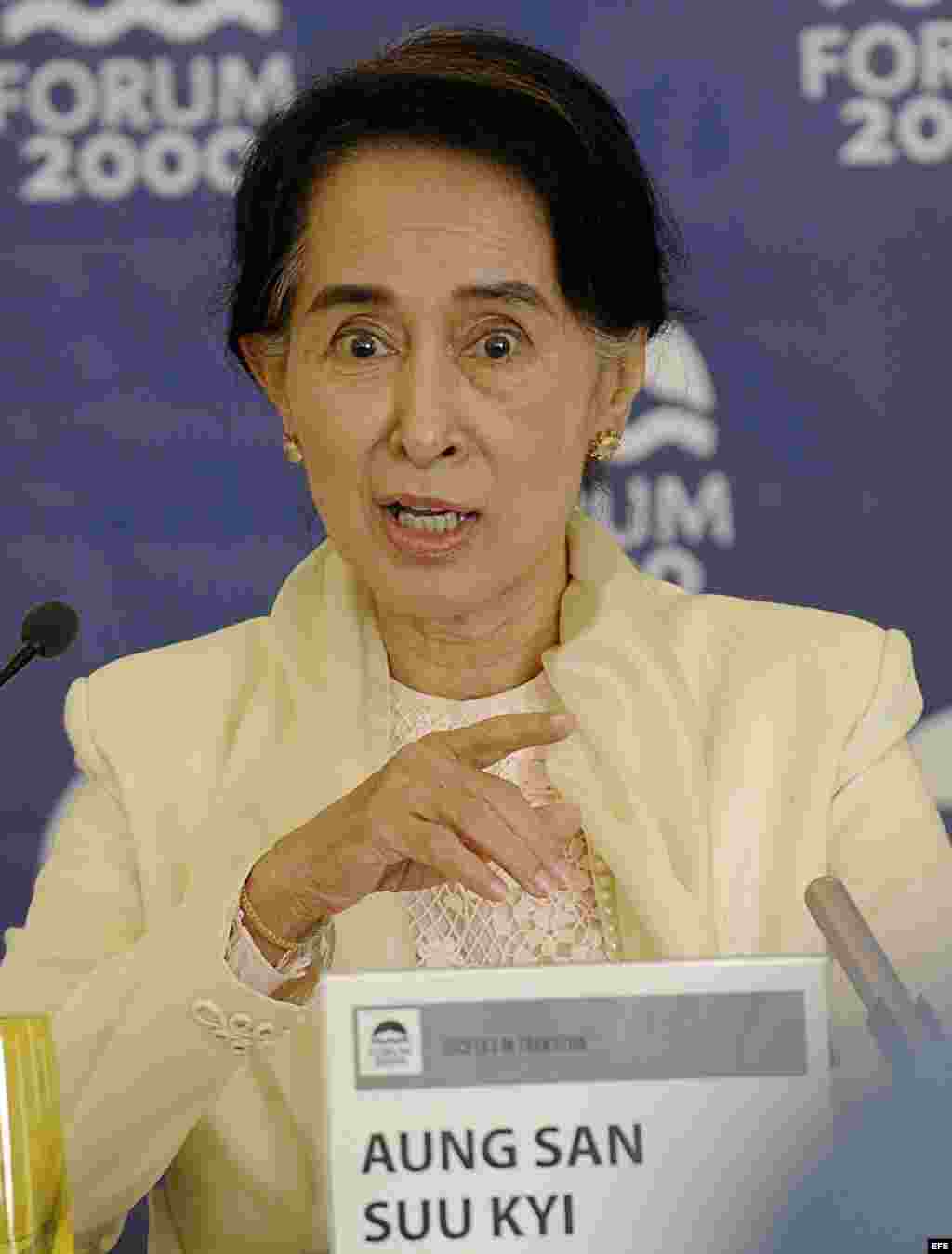 Archivo 2013 -La premio Nobel de la Paz y activista birmana, Aun San Suu Kyi asiste a una rueda de prensa durante la conferencia internacional Forum 2000, en Praga.