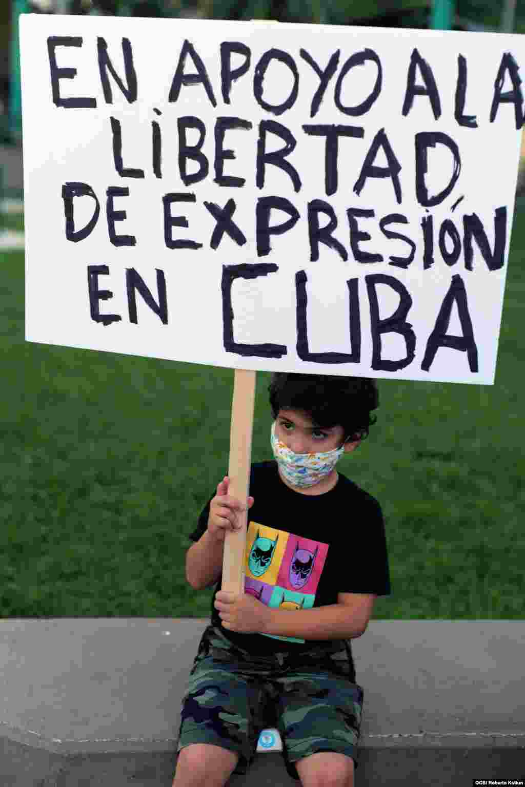El exilio brinda apoyo al Movimiento San Isidro en la ciudad de Miami. En la imagen el pequeño Sebastian Borrego sostiene un gran cartel en apoyo a la disidencia cubana. Foto Roberto Koltun OCB Staff.