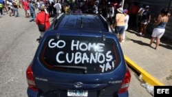 Un grupo de personas protestó el 2 de febrero de 2014, frente al hotel que hospedaba al equipo cubano de Villa Clara que participa en la Serie del Caribe de Béisbol, en Venezuela. 
