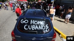 Un grupo de personas se concentra el domingo 2 de febrero de 2014 frente al hotel que hospeda al equipo cubano de Villa Clara que participa en la Serie del Caribe.