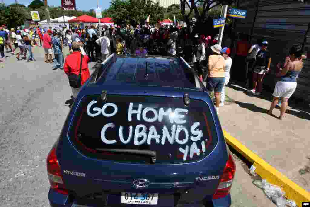 Un grupo de personas se concentra el domingo 2 de febrero de 2014, frente al hotel que hospeda al equipo cubano de Villa Clara que participa en la Serie del Caribe de Béisbol