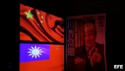 Una ilustración de Donald Trump en la portada de diario junto a la bandera de Taiwám y la de China comunista.