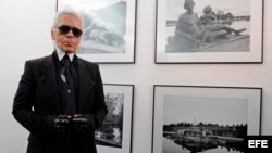 El diseñador alemán Karl Lagerfeld posa frente a sus fotografías.