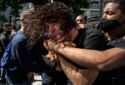 Agentes de la policía política detienen a un manifestante, el 11 de julio, en La Habana. ((AP/Ramón Espinosa)