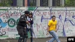 Manifestantes se enfrentan a policías en Managua