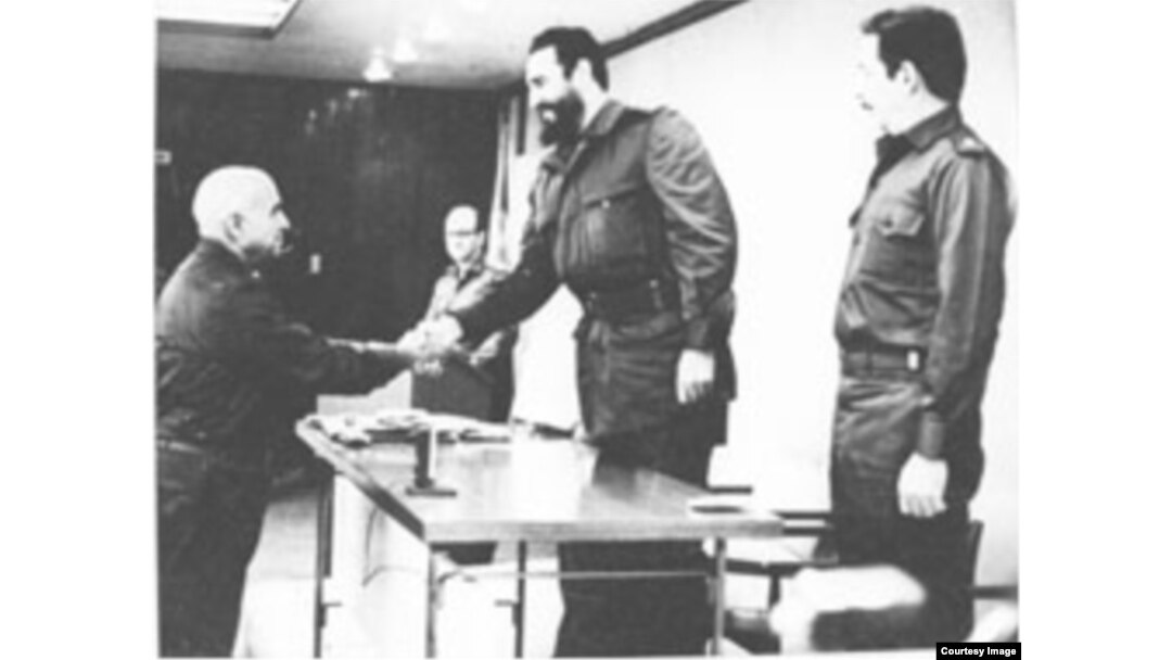 Ángel Martínez Riosola (Francisco Ciutat) con Fidel y Raúl Castro.