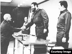 Ángel Martínez Riosola (Francisco Ciutat) con Fidel y Raúl Castro.