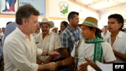 Fotografía cedida por la Presidencia de Colombia del mandatario Juan Manuel Santos, quien lideró un acto de recuperación y entrega de tierras en San Vicente del Caguán el pasado miércoles 20 de febrero de 2013