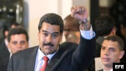  Nicolás Maduro, levanta el puño tras ser reconocido por la Unión de Naciones Suramericanas (UNASUR). 