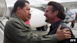 El actor Sean Penn con su amigo, ya fallecido, Hugo Chávez.