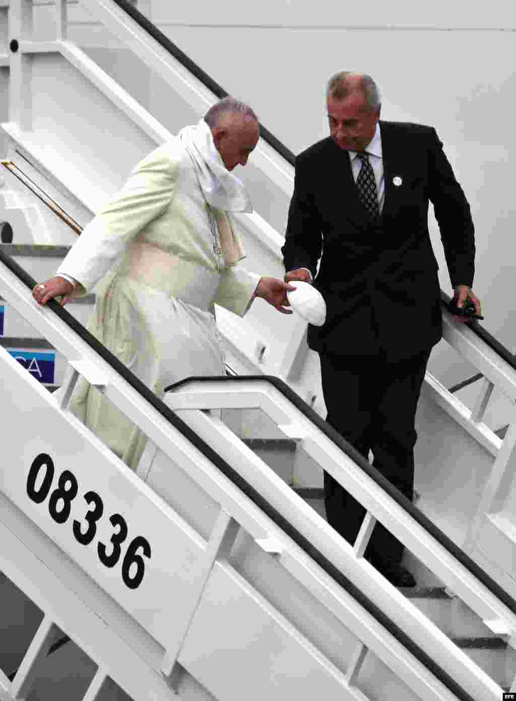 El papa Francisco desciende la escalerilla del avión en el Aeropuerto Internacional José Martí, de La Habana. Fue recibido por las autoridades de la Iglesia y del Gobierno de la isla, en una ceremonia de bienvenida en la que pronunció un discurso que llama a la reconciliación y la paz.