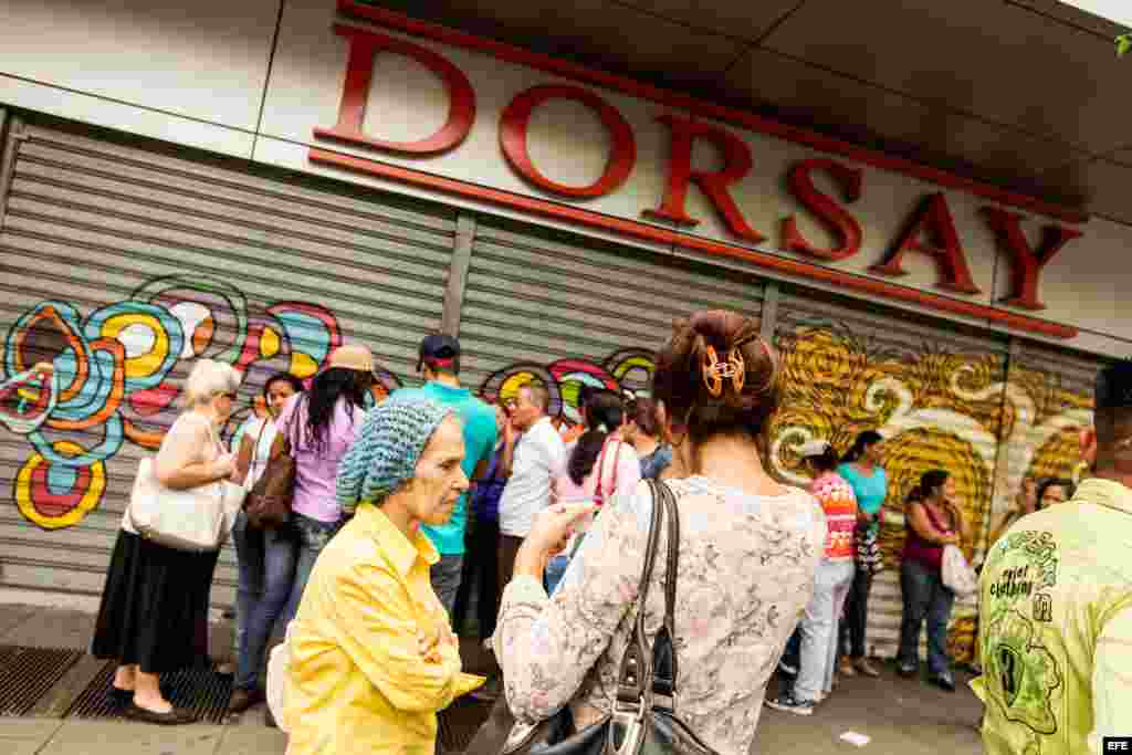 Un grupo de personas realizan compras de electrodomésticos hoy, martes 12 de noviembre del 2013, en Caracas (Venezuela). El presidente venezolano, Nicolás Maduro, continúa su particular ofensiva contra los precios y hoy anunció la ampliación de la interve