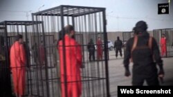 La puesta en escena de este vídeo recuerda a la del piloto jordano quemado vivo en una jaula