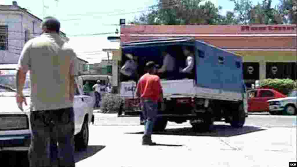 Camiones de la polic&iacute;a patrullan las calles de La Habana